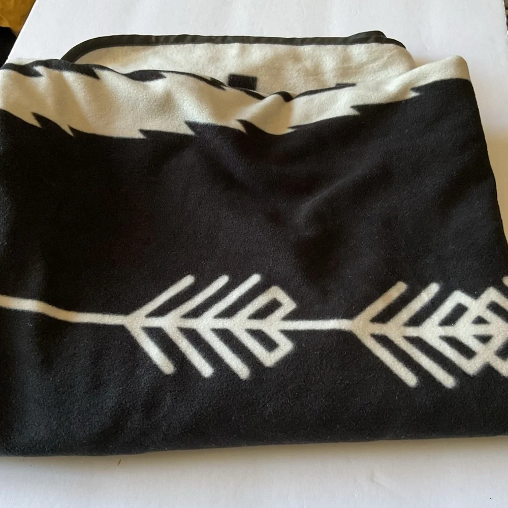 SLOWTIDE JERICHO FLEECE CAMP BLANKET TRIBAL PRINT IN BLACK AND WHITE NWOT